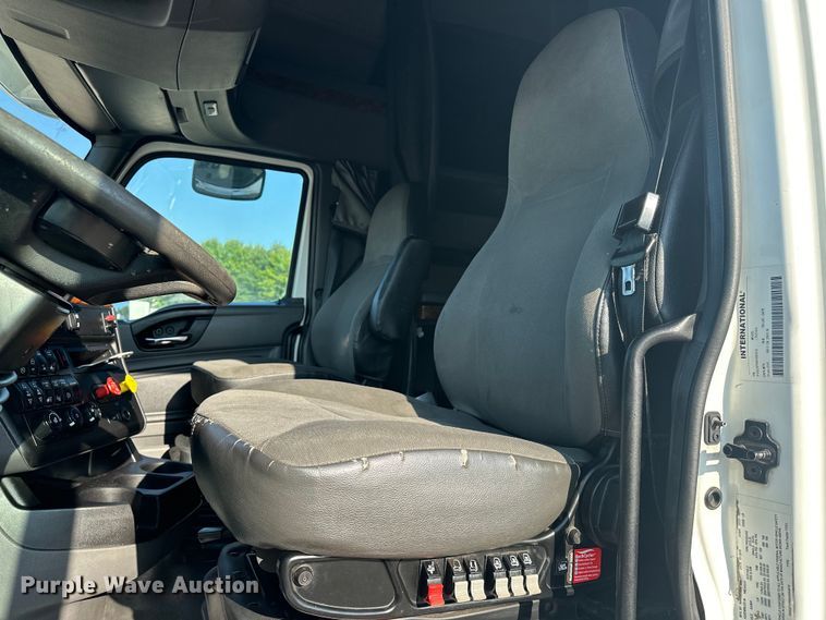 image for item EJ8860 2019 International  LT625  semi truck