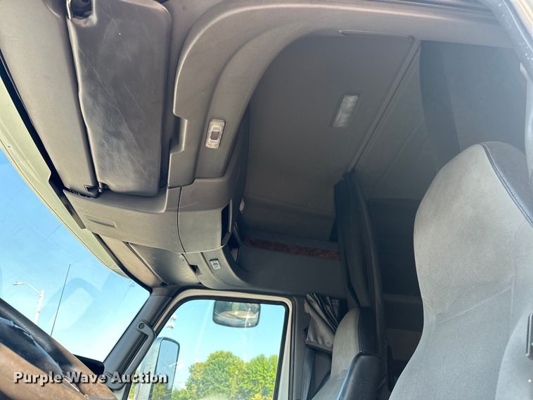 image for item EJ8860 2019 International  LT625  semi truck