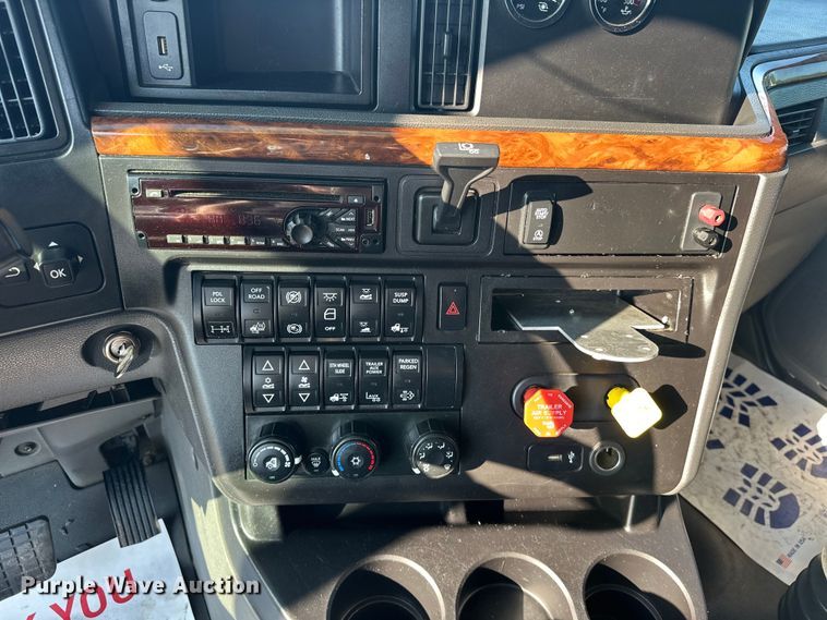 image for item EJ8860 2019 International  LT625  semi truck