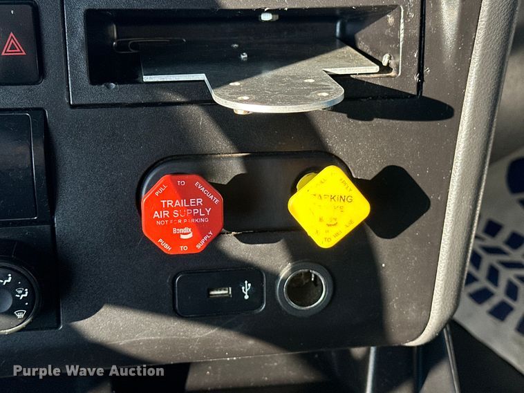 image for item EJ8860 2019 International  LT625  semi truck