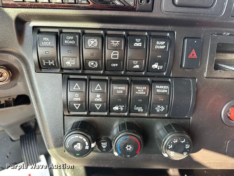 image for item EJ8860 2019 International  LT625  semi truck