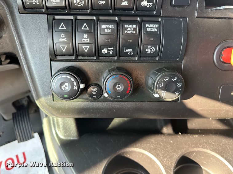 image for item EJ8860 2019 International  LT625  semi truck