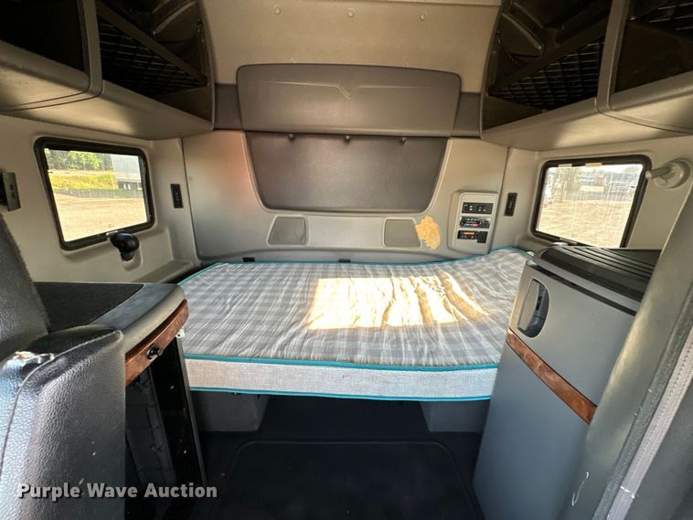 image for item EJ8860 2019 International  LT625  semi truck