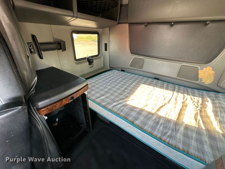 image for item EJ8860 2019 International  LT625  semi truck