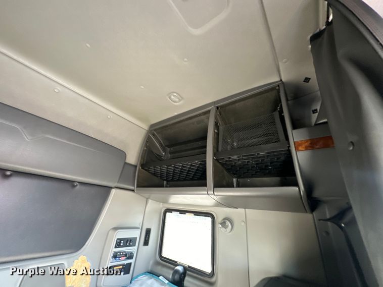 image for item EJ8860 2019 International  LT625  semi truck