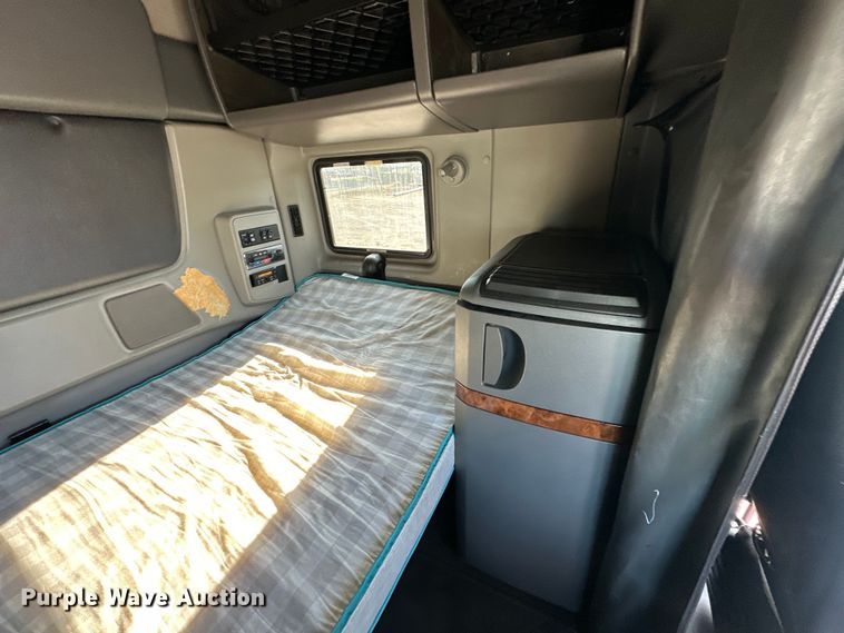 image for item EJ8860 2019 International  LT625  semi truck