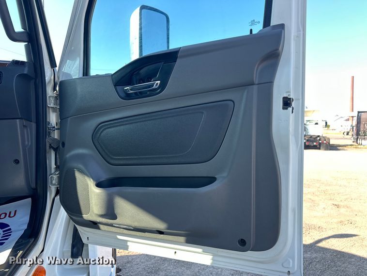 image for item EJ8860 2019 International  LT625  semi truck