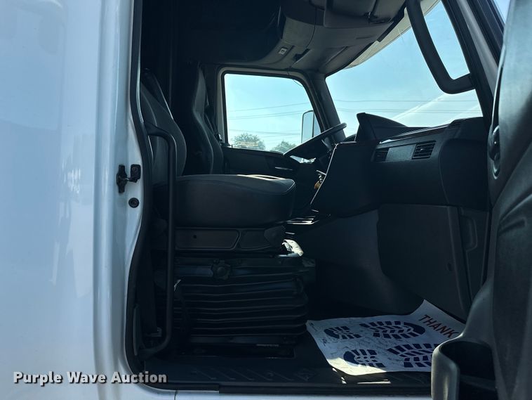 image for item EJ8860 2019 International  LT625  semi truck