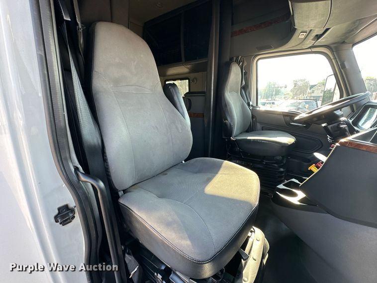 image for item EJ8860 2019 International  LT625  semi truck