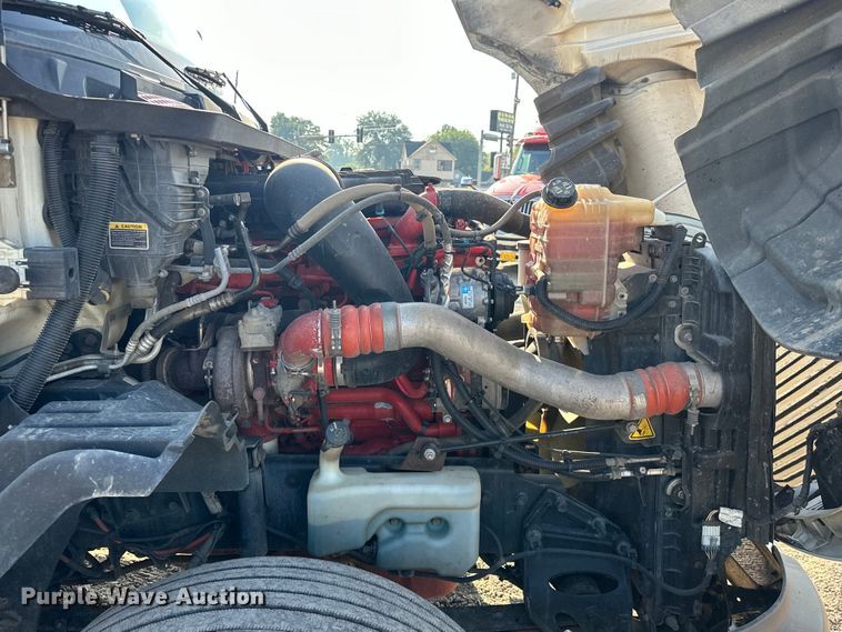 image for item EJ8860 2019 International  LT625  semi truck