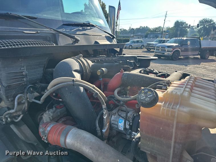 image for item EJ8860 2019 International  LT625  semi truck