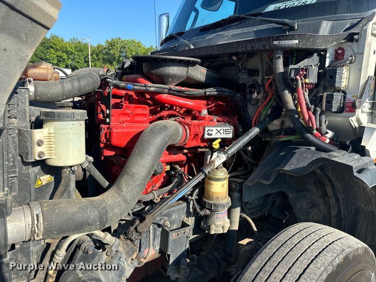 image for item EJ8860 2019 International  LT625  semi truck