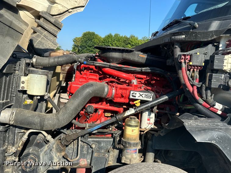 image for item EJ8860 2019 International  LT625  semi truck