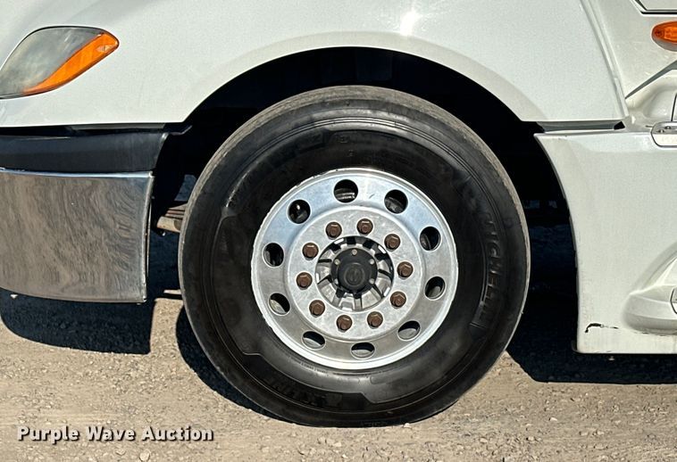 image for item EJ8860 2019 International  LT625  semi truck