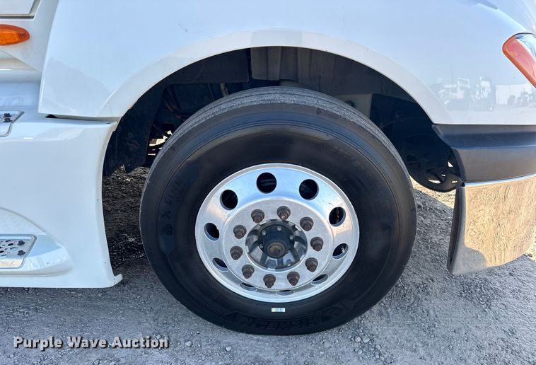 image for item EJ8860 2019 International  LT625  semi truck