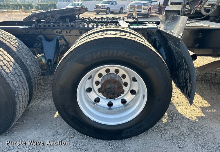 image for item EJ8860 2019 International  LT625  semi truck