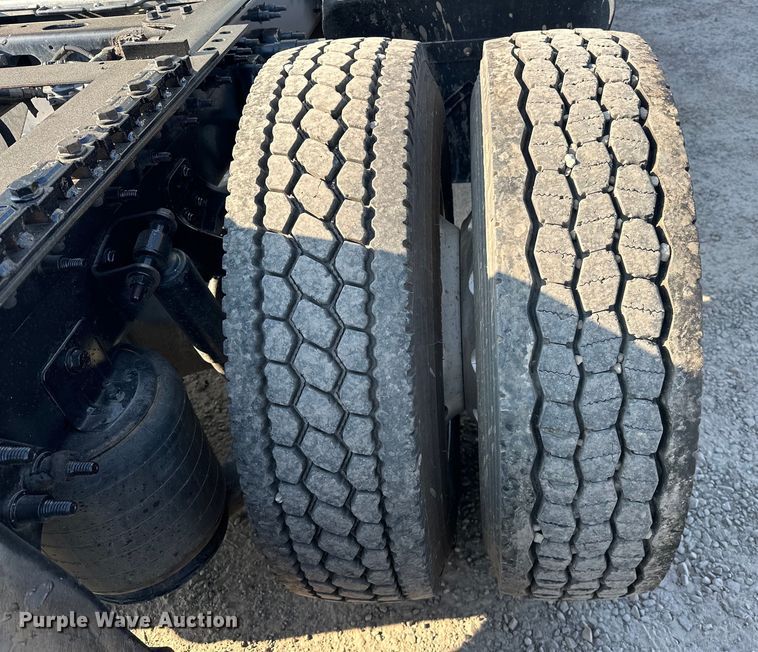 image for item EJ8860 2019 International  LT625  semi truck