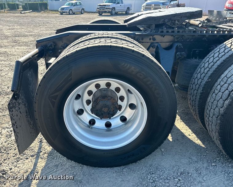 image for item EJ8860 2019 International  LT625  semi truck