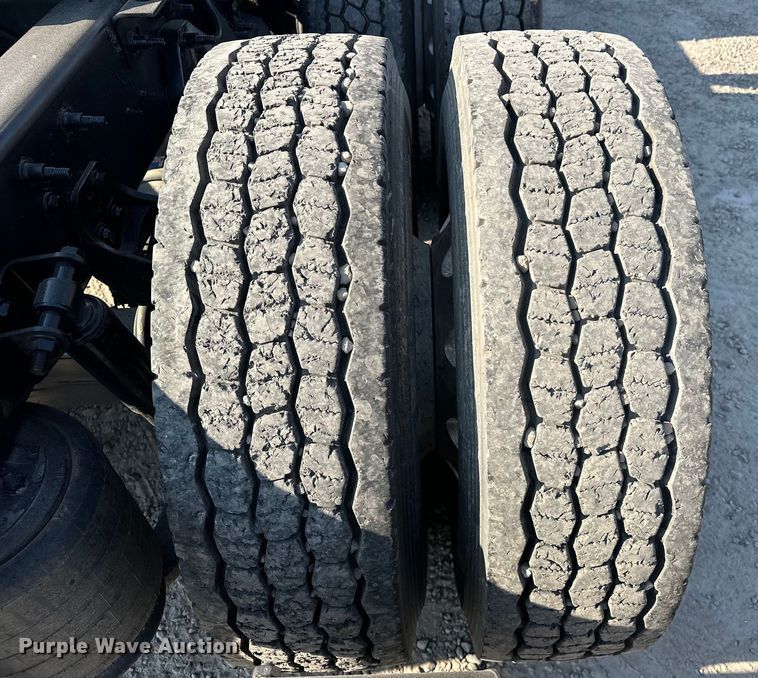 image for item EJ8860 2019 International  LT625  semi truck