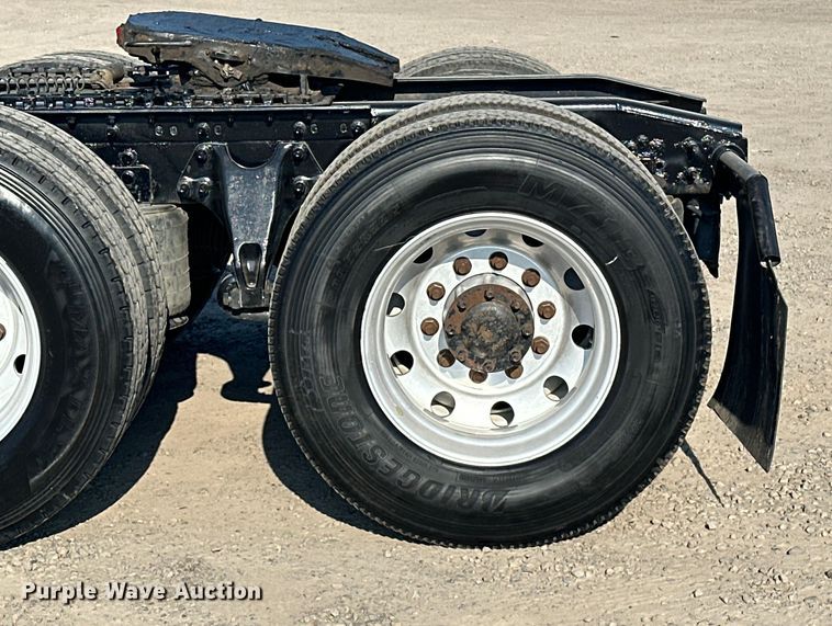 image for item EJ8860 2019 International  LT625  semi truck