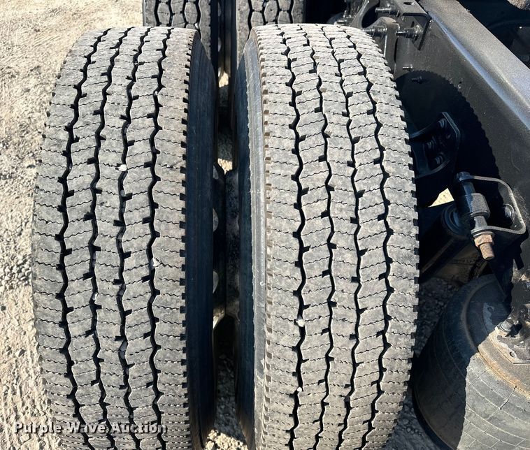 image for item EJ8860 2019 International  LT625  semi truck