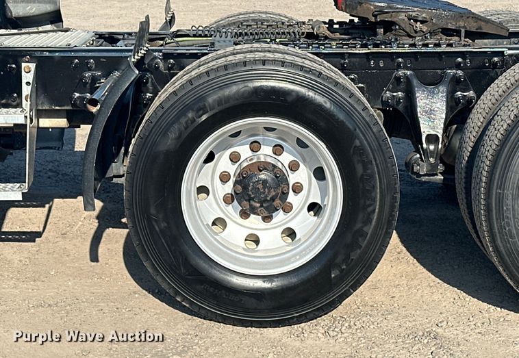 image for item EJ8860 2019 International  LT625  semi truck