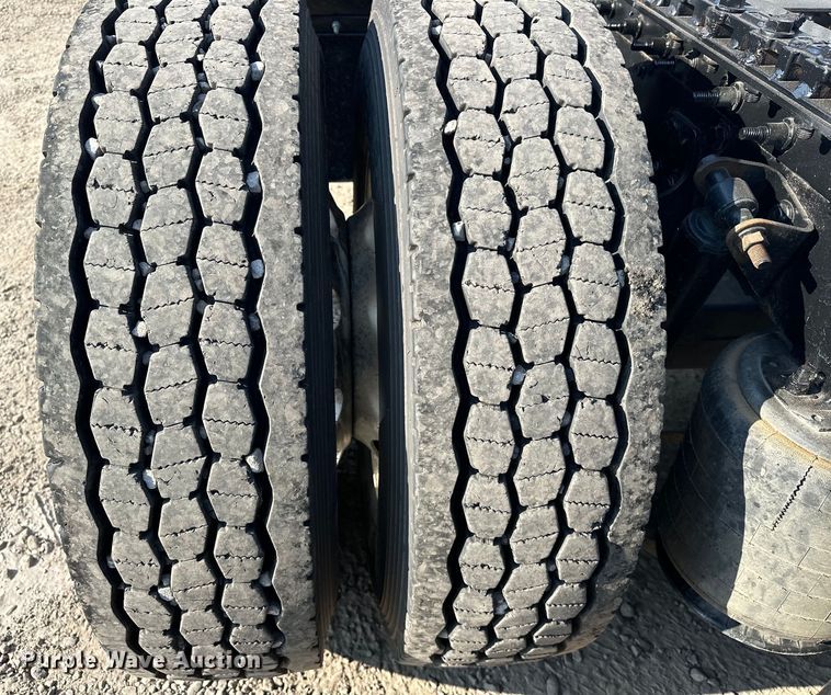 image for item EJ8860 2019 International  LT625  semi truck