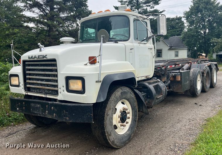 image for item EK8927 2003 Mack RD688SX roll-off container truck