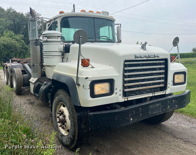 image for item EK8927 2003 Mack RD688SX roll-off container truck