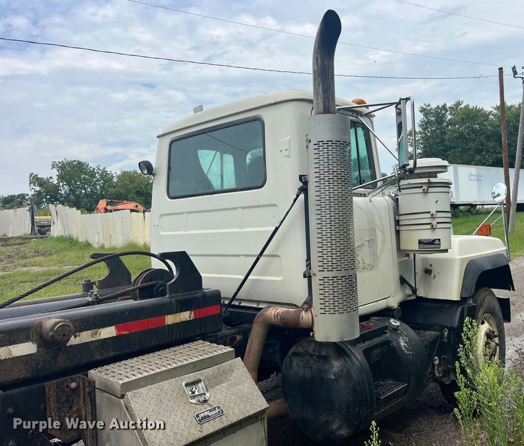 image for item EK8927 2003 Mack RD688SX roll-off container truck