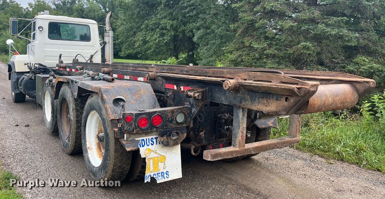 image for item EK8927 2003 Mack RD688SX roll-off container truck
