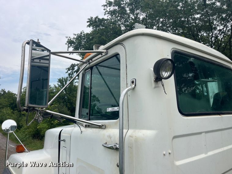 image for item EK8927 2003 Mack RD688SX roll-off container truck