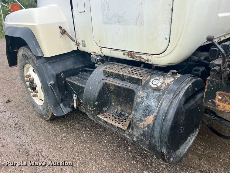 image for item EK8927 2003 Mack RD688SX roll-off container truck