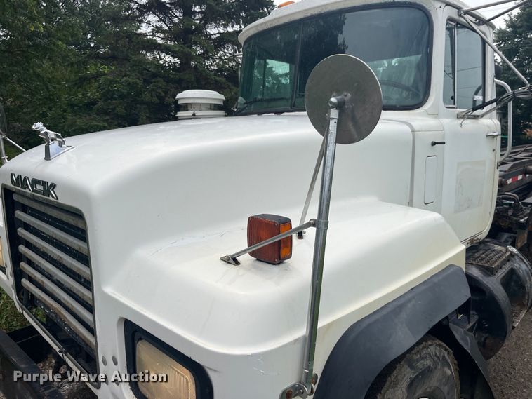 image for item EK8927 2003 Mack RD688SX roll-off container truck