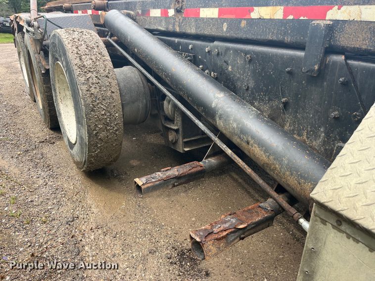 image for item EK8927 2003 Mack RD688SX roll-off container truck