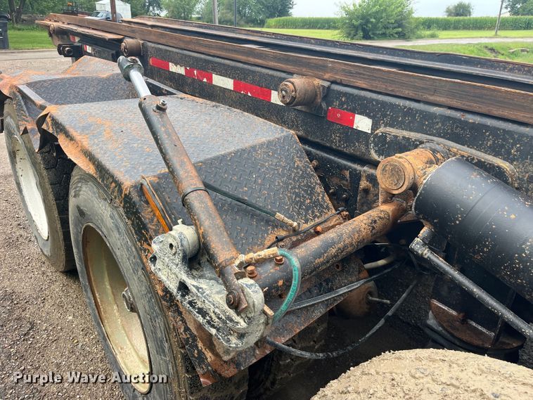 image for item EK8927 2003 Mack RD688SX roll-off container truck