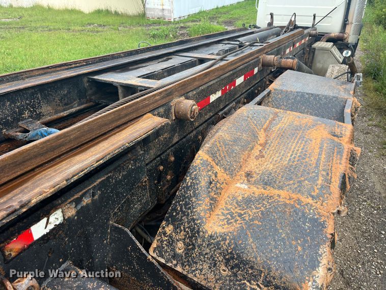 image for item EK8927 2003 Mack RD688SX roll-off container truck