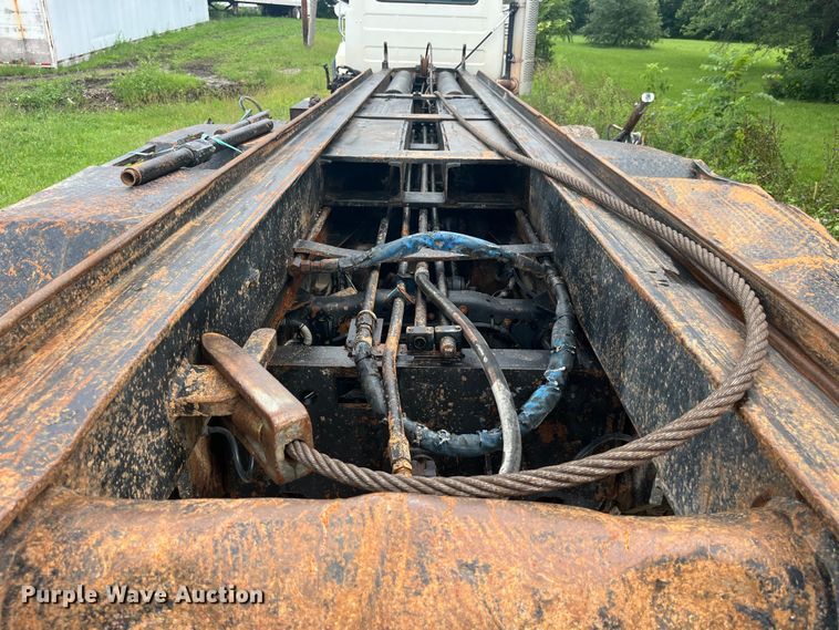 image for item EK8927 2003 Mack RD688SX roll-off container truck