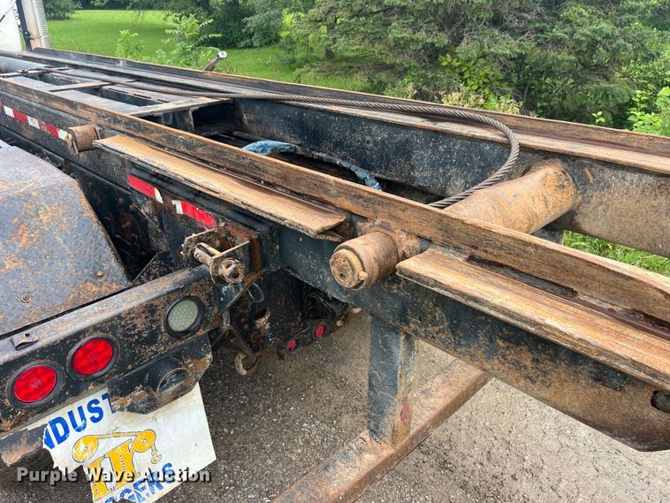 image for item EK8927 2003 Mack RD688SX roll-off container truck