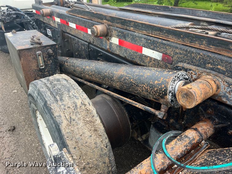 image for item EK8927 2003 Mack RD688SX roll-off container truck