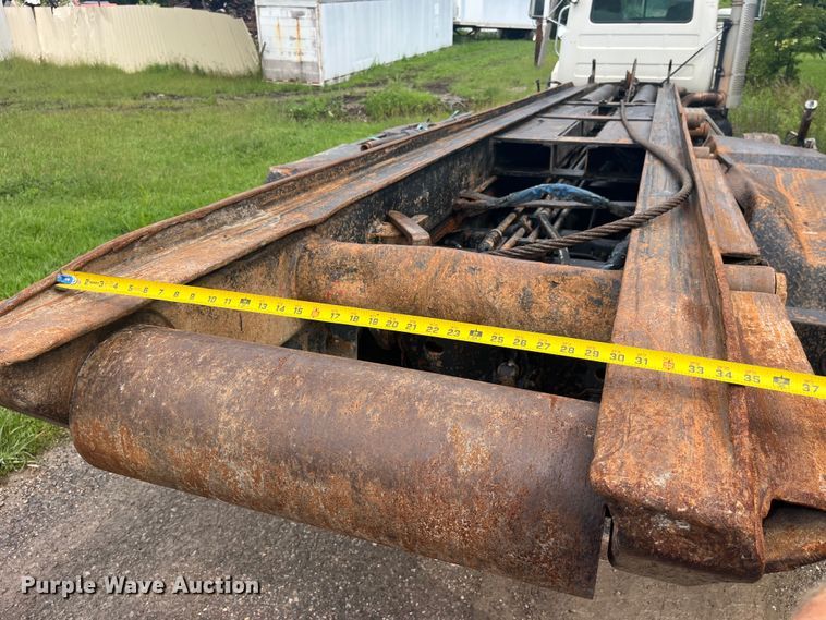 image for item EK8927 2003 Mack RD688SX roll-off container truck