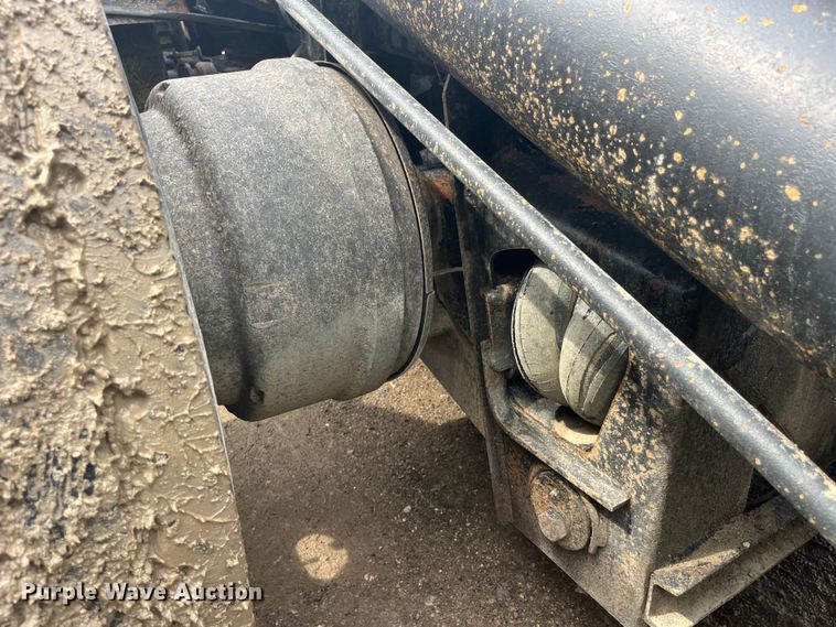 image for item EK8927 2003 Mack RD688SX roll-off container truck