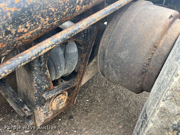 image for item EK8927 2003 Mack RD688SX roll-off container truck