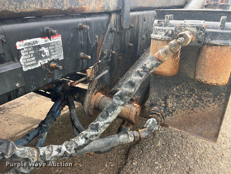 image for item EK8927 2003 Mack RD688SX roll-off container truck