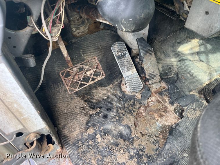 image for item EK8927 2003 Mack RD688SX roll-off container truck