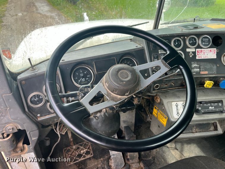 image for item EK8927 2003 Mack RD688SX roll-off container truck