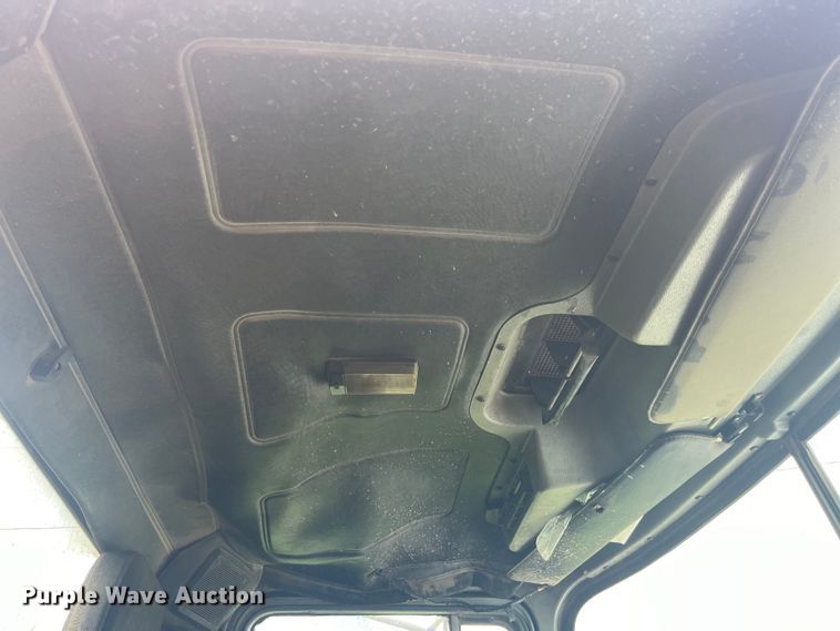 image for item EK8927 2003 Mack RD688SX roll-off container truck