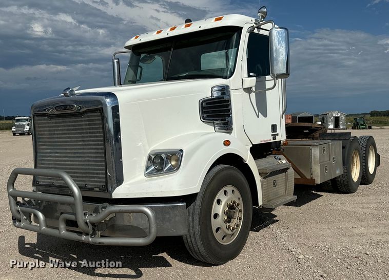 image for item LF9994 2013 Freightliner Coronado 122 semi truck