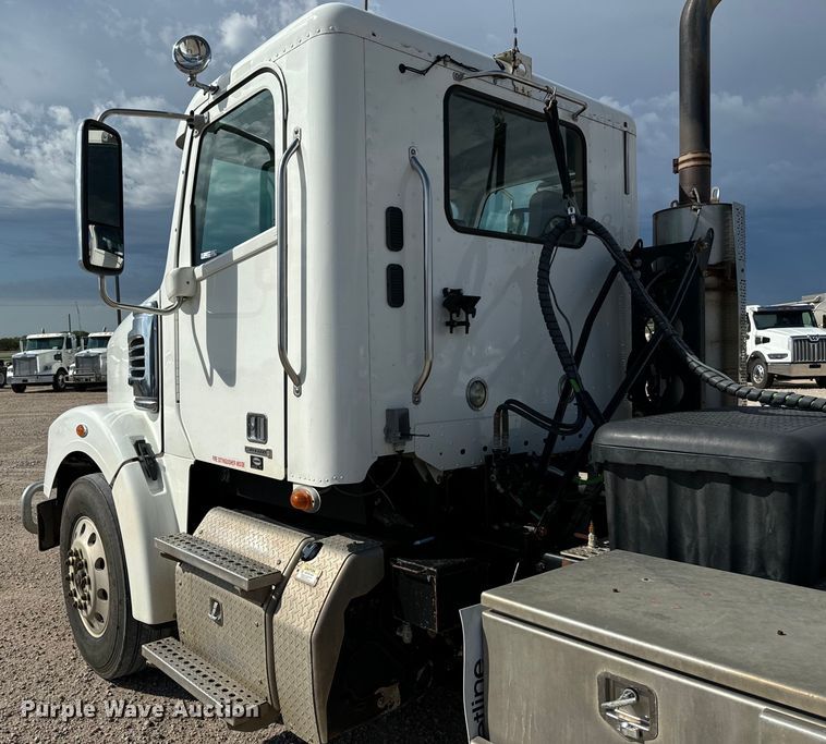 image for item LF9994 2013 Freightliner Coronado 122 semi truck