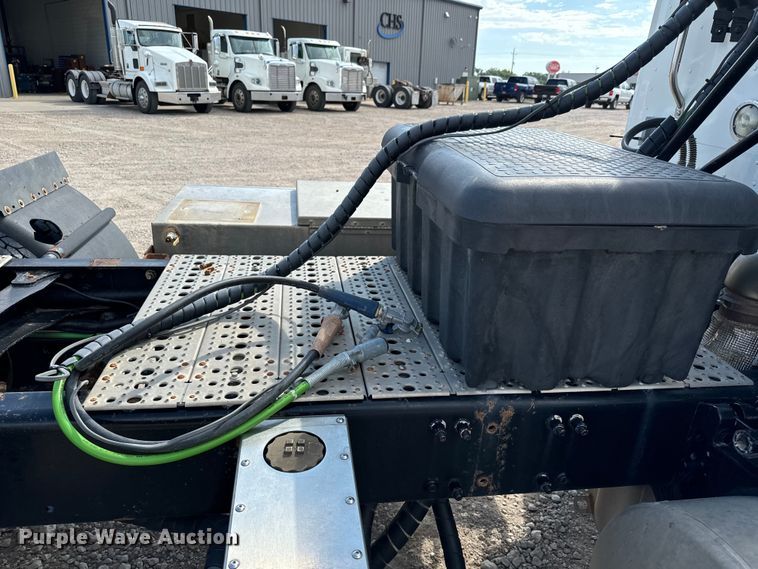 image for item LF9994 2013 Freightliner Coronado 122 semi truck